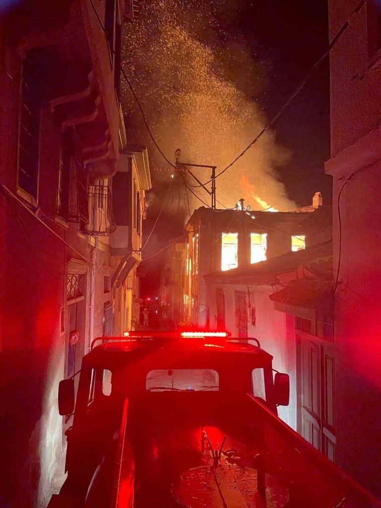 ayvaliktaki iki metruk evde cikan yangin mahalleliye korkulu anlar yasatti d10131f |