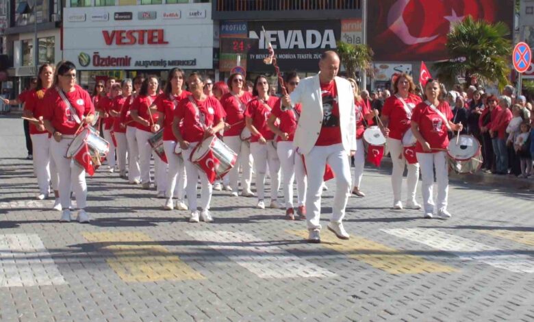 Burhaniye’de 101.yılda 101 kişi zeybek oynadı 1 balikesirde 101yilda 101 kisi zeybek oynadi 294be91 |