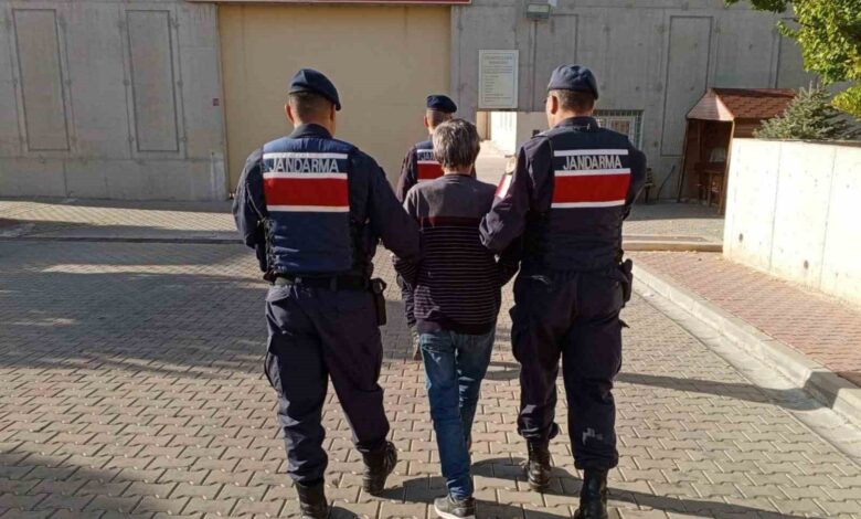 balikesirde 16 yil kesinlesmis hapis cezasi bulunan firari jandarmaya yakalandi fd23373 |