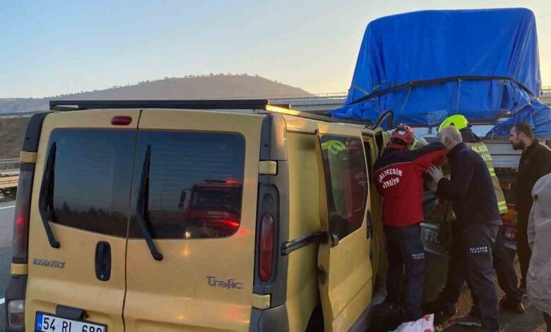 balikesirde otoyolda trafik kazasi 3 yarali 7a4f017 |