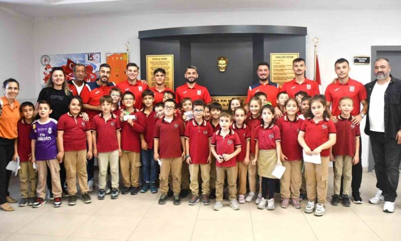 balikesirspor hatice fahriye eginlioglu ilkokulunu ziyaret etti dbb6f6f |