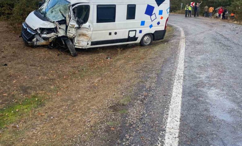 Balya’da 2 minibüsün karıştığı trafik kazasında; 8 yaralı 1 balyada 2 minibusun karistigi trafik kazasinda 8 yarali 1df2166 |