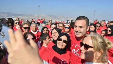 cumhuriyet icin 500 kisi 7den 70e zeybek oynadilar 50660b2 |