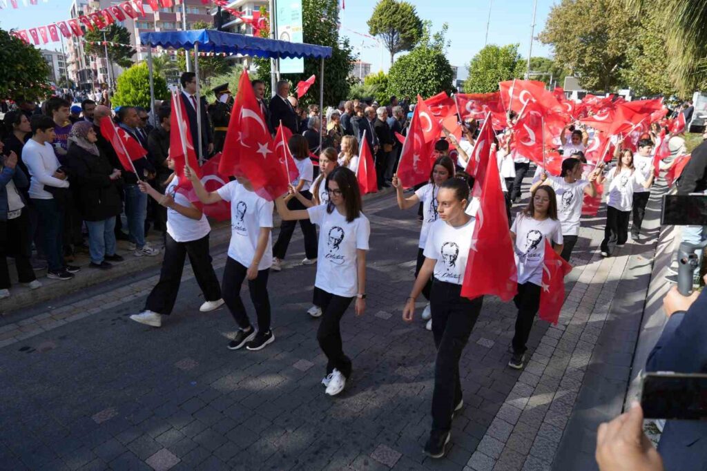 cumhuriyetin 101 yili edremitte coskuyla kutlandi 7349035 |