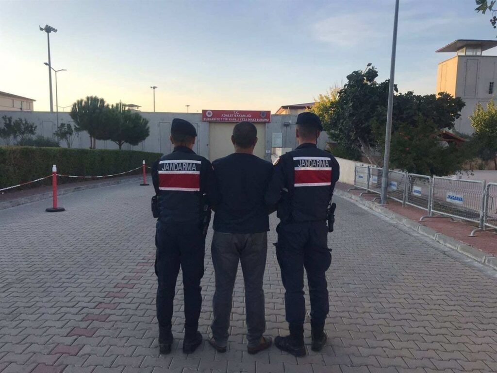 dolandiricilik sucunda hakkinda 11 yil hapis cezasi bulunan sahis jandarma tarafindan yakalandi 655c3fc |