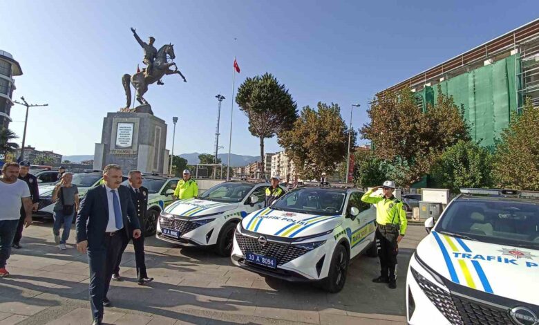 edremit ilce emniyet ve bolge trafik istasyon amirligine 26 adet yeni ekip araci fd23373 |