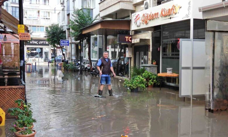 Erdek’te 10 dakikalık yağış sonrası altyapı sorunu yine gündemde 1 erdekte 10 dakikalik yagis sonrasi altyapi sorunu yine gundemde a5b6365 |