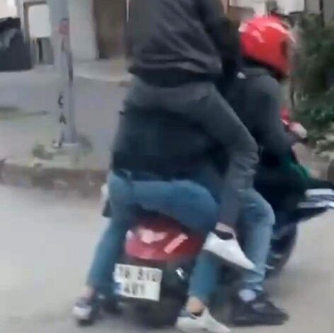 motosiklete sigmak icin surucunun omzuna cikmisti ceza kesildi 1309746 |