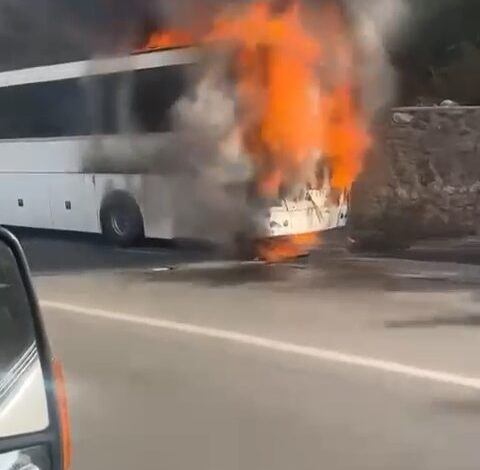Seyir halindeki otobüs alev alev yandı 1 seyir halindeki otobus alev alev yandi 4b0af34 |