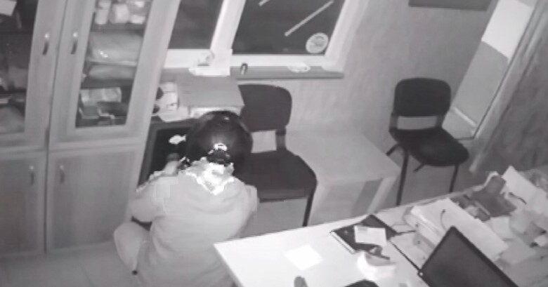 Yedek anahtar ile eski dükkanını soydu 1 yedek anahtar ile eski dukkanini soydu e884fba |