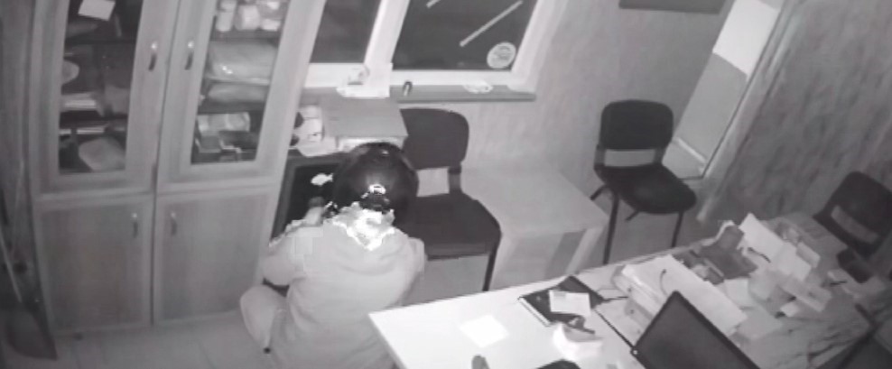 yedek anahtar ile eski dukkanini soydu e884fba |