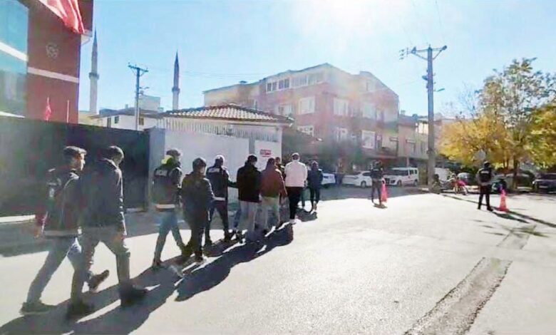 23 düzensiz göçmen ile 2 insan kaçakçısı yakalandı 1 23 duzensiz gocmen ile 2 insan kacakcisi yakalandi 72be282 |