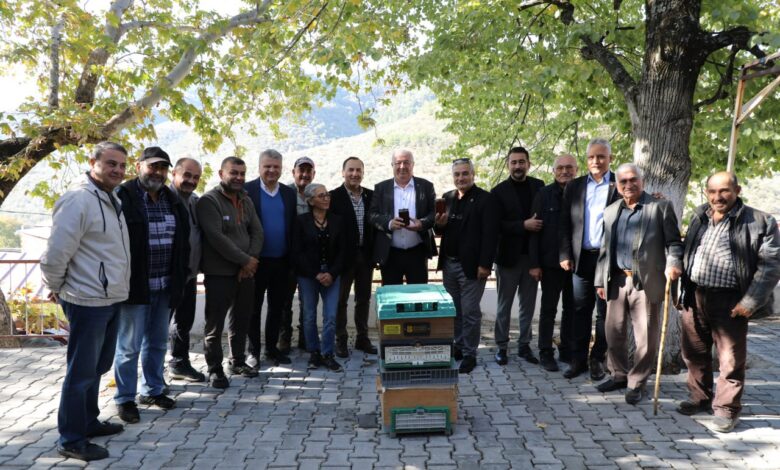 Edremit’te arıcılık ve bal üretimi artacak 1 BASKAN ERTAS DERELI MAHALLESINDE ARICILARLA BULUSTU 5 |