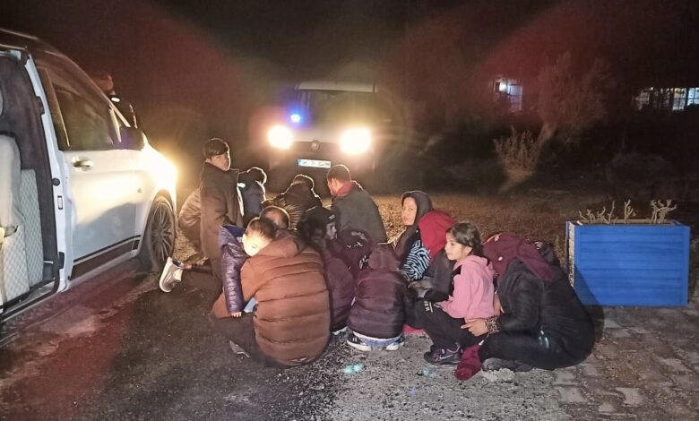 ayvacikta 64 kacak gocmen ile 3 gocmen kacakcisi suphelisi yakalandi 91e0a65 |