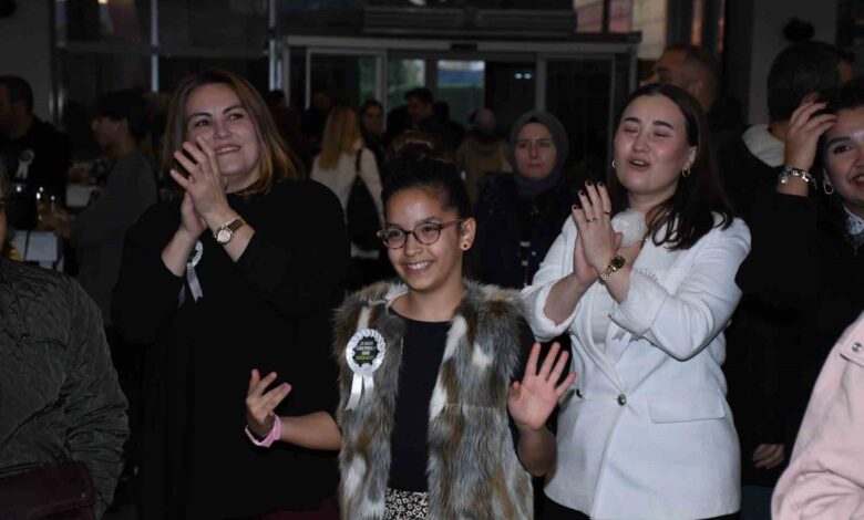 Balıkesir’de öğretmenlere vefa buluşması 1 balikesirde ogretmenlere vefa bulusmasi a4a9316 |