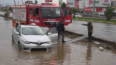 balikesirde su baskininda araci icinde mahsur kalan surucuyu itfaiye kurtardi 836712c |