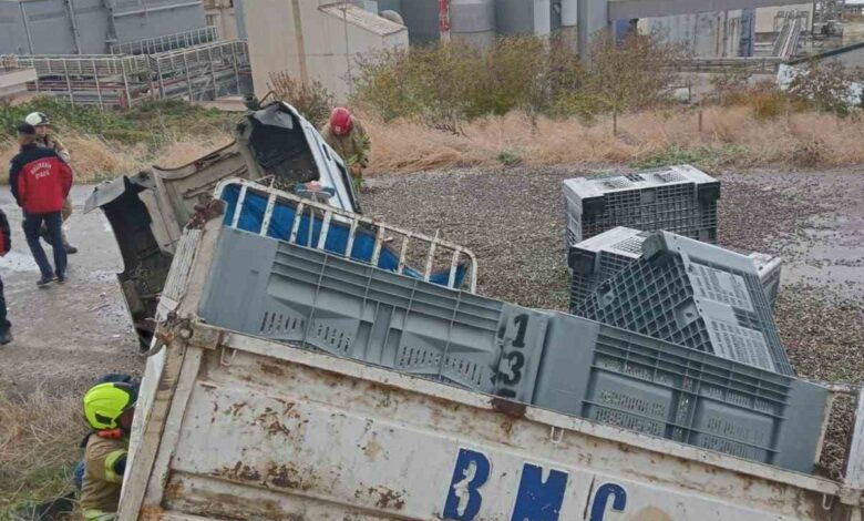 bandirma erdek yolunda zeytin yuklu kamyonet ucuruma yuvarlandi surucu yarali kurtarildi 905e74c |