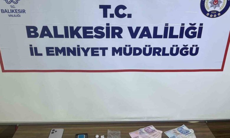 Bandırma’da uyuşturucu ticaretinden aranan şahıs yakalandı 1 bandirmada uyusturucu ticaretinden aranan sahis yakalandi a612dec |
