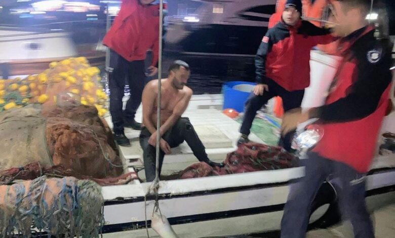Erdek limanında suya atlayan genç, balıkçılar tarafından kurtarıldı 1 erdek limaninda suya atlayan genc balikcilar tarafindan kurtarildi 355a333 |