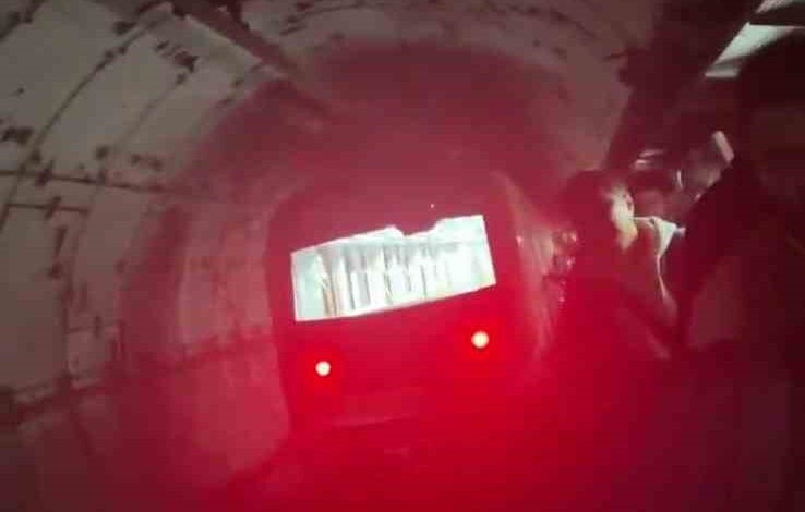 İstanbul’da metro 5 durağı pas geçti, acil durdurma butonuna basan yolcular raylara inip yürüdü 1 istanbulda metro 5 duragi pas gecti acil durdurma butonuna basan yolcular raylara inip yurudu 3e1d6a7 |