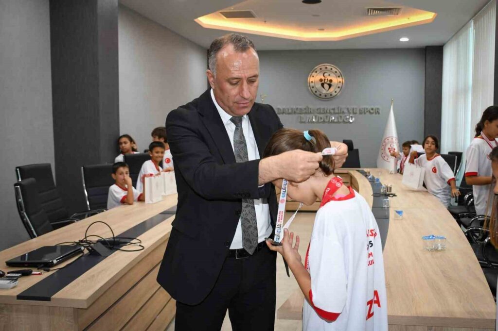 taekwondo ve yuzme sporculari balikesirde odullendirildi 4e5d9b4 |