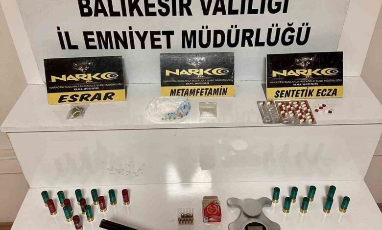 Uyuşturucu taciri tutuklandı 1 uyusturucu taciri tutuklandi 1f73e9d |