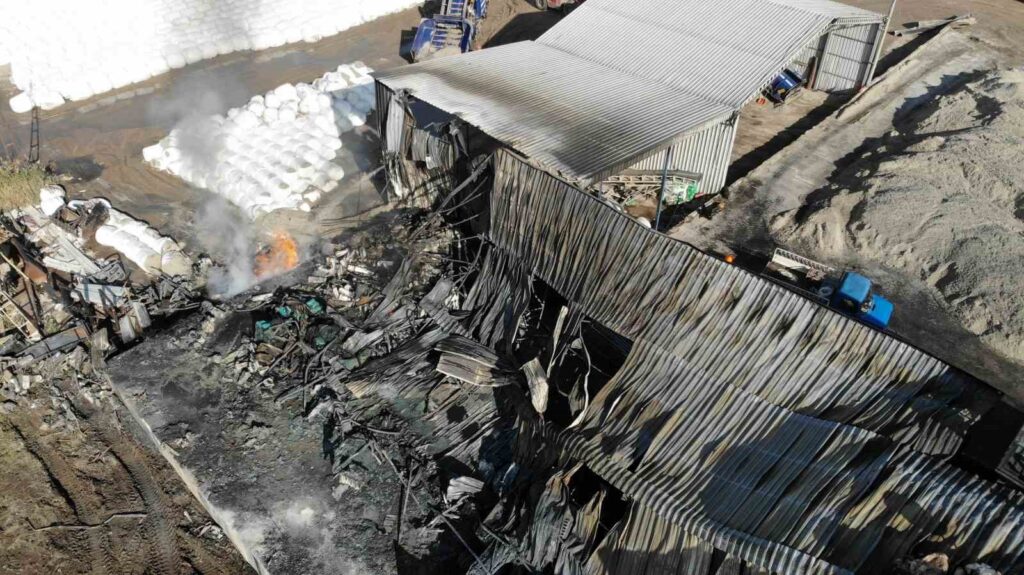 yem fabrikasindaki yanginin boyutu gun agardiginda havadan goruntulendi 100a295 |