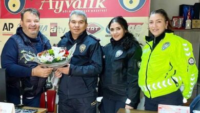 ayvalik polisinden engelli gazeteciye nazik jest 385eb67 |