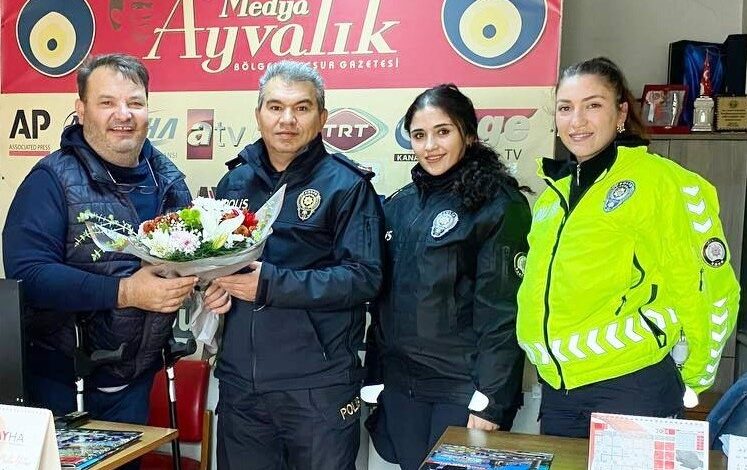 ayvalik polisinden engelli gazeteciye nazik jest 385eb67 |