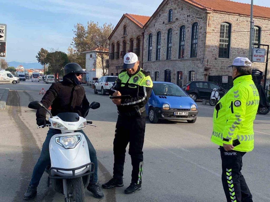 ayvalikta trafik polisi eksik evrakli ve kasksiz motosiklet suruculerine gecit vermiyor 2afb467 |