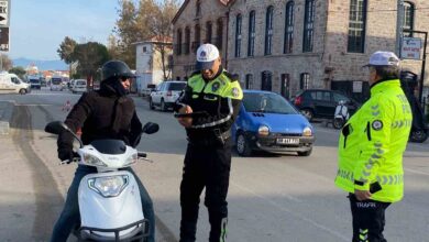 ayvalikta trafik polisi eksik evrakli ve kasksiz motosiklet suruculerine gecit vermiyor 2afb467 |