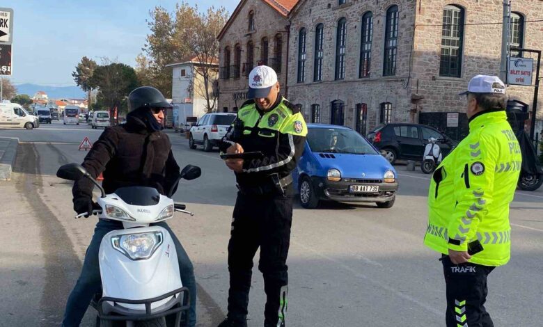 ayvalikta trafik polisi eksik evrakli ve kasksiz motosiklet suruculerine gecit vermiyor 2afb467 |