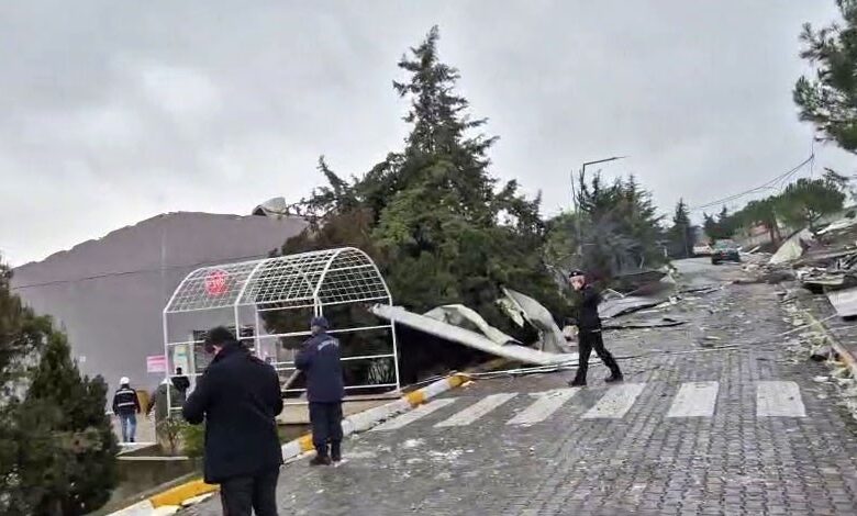 Balıkesir Valisi İsmail Ustaoğlu, Karesi’de patlayıcı üretilen fabrikada meydana gelen patlama sonucu 12 kişinin hayatını kaybettiğini, 3 kişinin yaralandığını ifade etti. 1 balikesir valisi ismail ustaoglu kareside patlayici uretilen fabrikada meydana gelen patlama sonucu 12 kisinin hayatini kaybettigini 3 kisinin yaralandigini ifade etti 8b4053d |