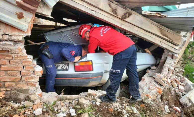 balikesirde agila giren otomobilin surucusu hayatini kaybetti 2e235ee |