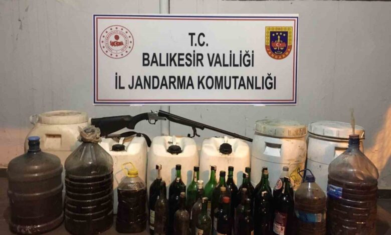 Balıkesir’de yılbaşı öncesi sahte 310 litre sahte alkol ele geçirildi 1 balikesirde yilbasi oncesi sahte 310 litre sahte alkol ele gecirildi 472a848 |