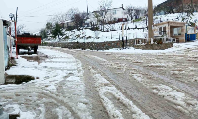 Çanakkale’de İl Özel İdare ekipleri karla kaplı köy yollarını açıyor 1 canakkalede il ozel idare ekipleri karla kapli koy yollarini aciyor 04d189d |