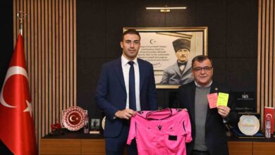 fifa hakemi oguzhan cakir baskan sehirli ile mutlulugunu paylasti e03ca11 |