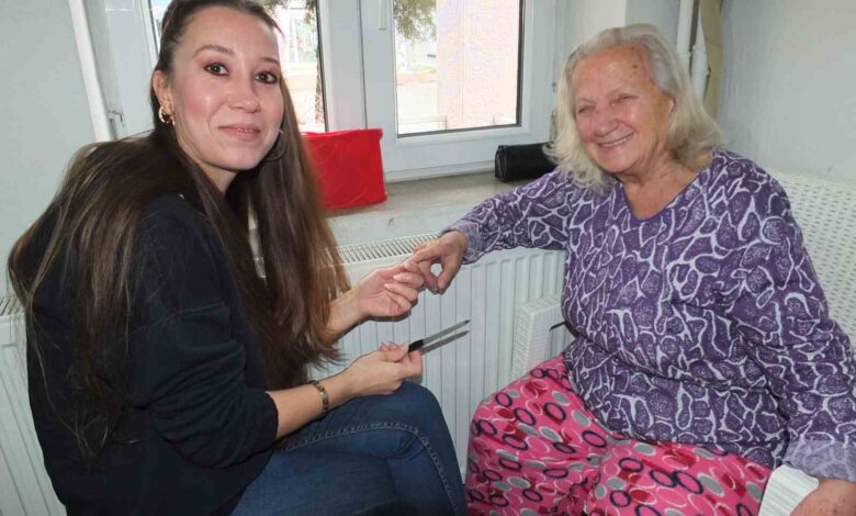 huzurevindeki yaslilara yilbasi oncesi makyaj ve cilt bakimi surprizi e990583 |