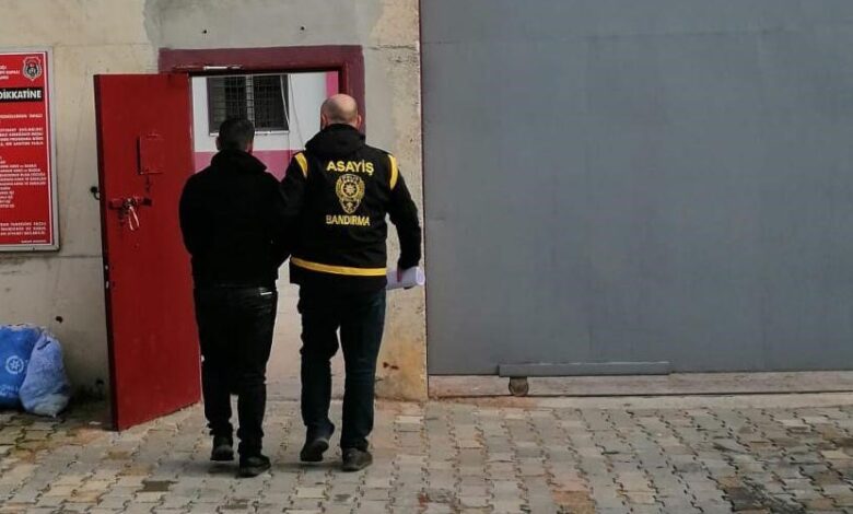 27 yıl hapis cezası bulunan şahıs Bandırma’da yakalandı 1 27 yil hapis cezasi bulunan sahis bandirmada yakalandi 22d4358 e1737790432566 |