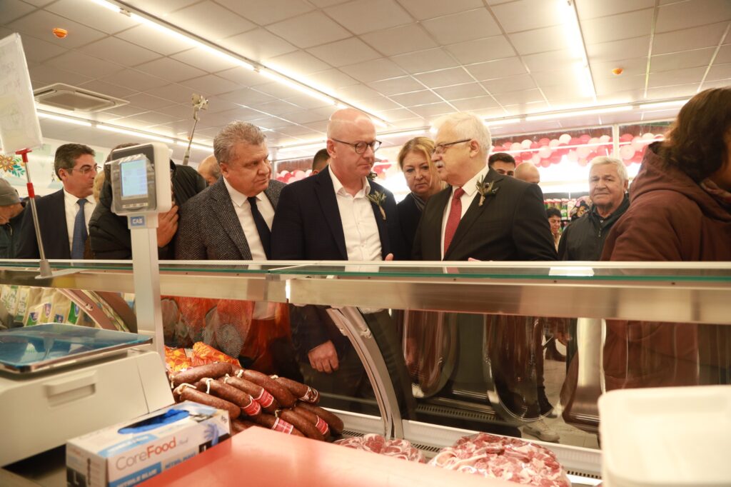 Burhaniye’de halka hizmet “HALK MARKET” 2 HALK MARKET ACILDI 7 |