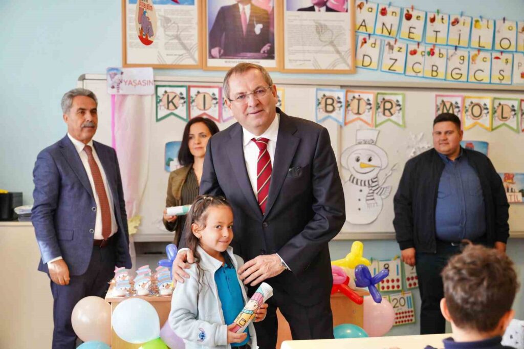 ayvalikta ogrencilerin karne heyecani fb40a68 |