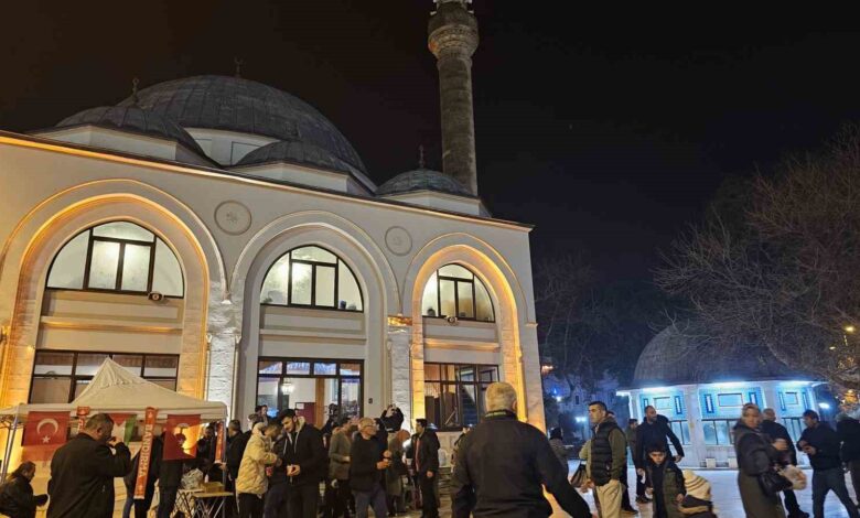 Bandırma’da Miraç Kandili’nde camiler dolup taştı 1 bandirmada mirac kandilinde camiler dolup tasti 284b743 |
