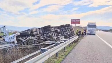 devrilen tir surucusunu itfaiye kurtardi 20ee66a |