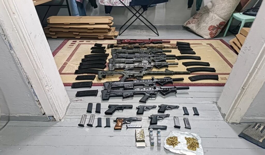 izmirde 26 ayri adrese silah kacakciligi baskini 15 gozalti 94baaf3 |