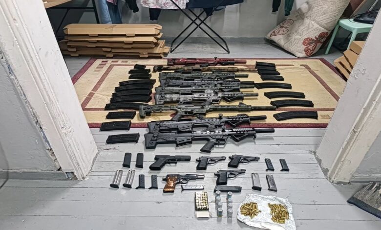 İzmir’de 26 ayrı adrese silah kaçakçılığı baskını: 15 gözaltı 1 izmirde 26 ayri adrese silah kacakciligi baskini 15 gozalti 94baaf3 |