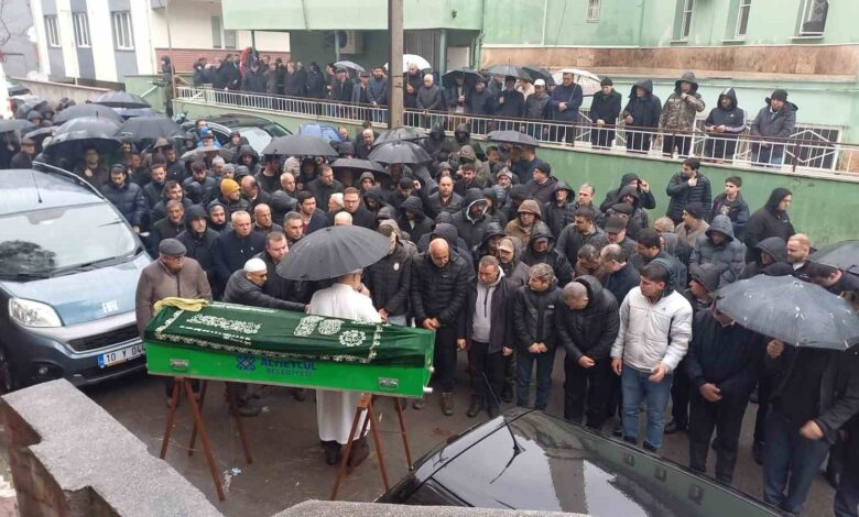 kazada hayatini kaybeden 2 kisi son yolculuguna ugurlaniyor dcbf8c6 |