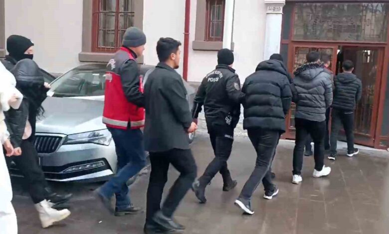 Sahte ilan çetesi çökertildi: 3 milyonluk vurgun son buldu 1 sahte ilan cetesi cokertildi 3 milyonluk vurgun son buldu e3d38a8 |