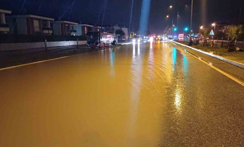 su baskini nedeniyle trafige kapanan izmir canakkale karayolu tekrar trafige acildi 100a295 |