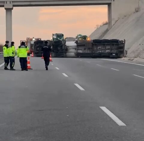 tanker devrildi bursa izmir otobani trafige kapandi e69969d |