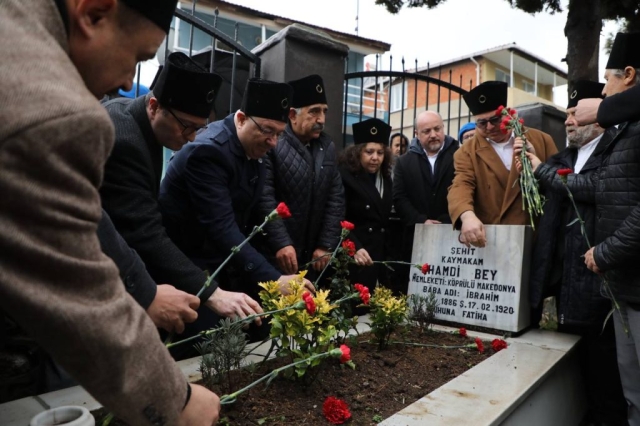 1046491992EDREMIT BELEDIYE BASKANI MEHMET ERTAS SEHIT KAYMAKAMI MEZARI 1046491992EDREMIT BELEDIYE BASKANI MEHMET ERTAS SEHIT KAYMAKAMI MEZARI 1024x682 |